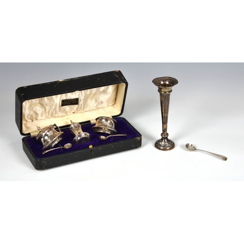 445 - New Zealand interest - A George V cased silver three-piece cruet set, Charles Edwin Turner, Birmingh... 