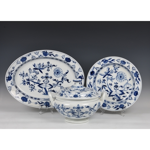 85 - A Meissen blue and white Onion pattern soup tureen, cover and stand, probably early 20th century, bl... 