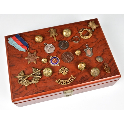 933 - Military interest - Rummage box of cap badges etc to include a Jersey Militia cap badge and shoulder... 