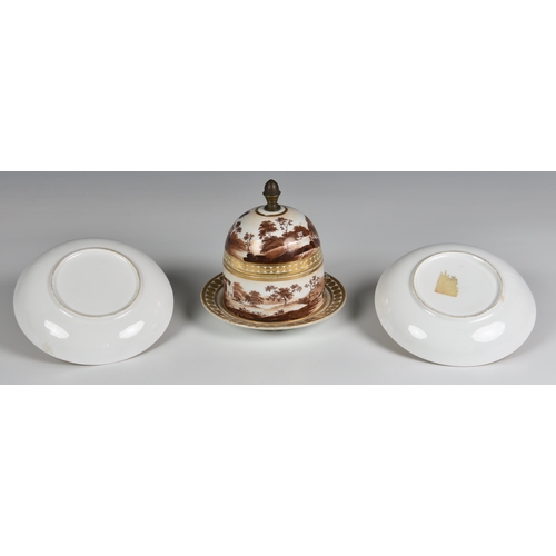 47 - A Chamberlain's Worcester honey pot and cover  c.1800, with painted script mark, five bees moulded a... 