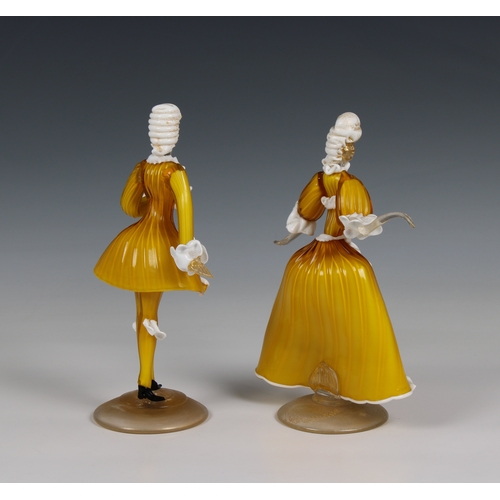 422 - A pair of mid 20th century Murano glass figures of an elegant man and woman, yellow and white glass,... 