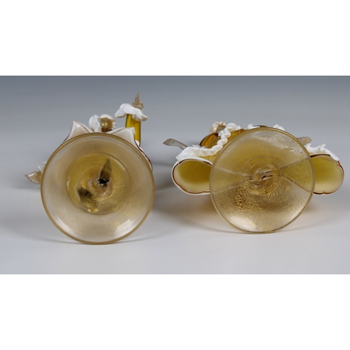 422 - A pair of mid 20th century Murano glass figures of an elegant man and woman, yellow and white glass,... 