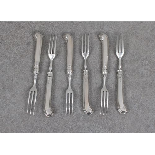 552 - A set of six silver handled pistol grip cake forks Yates Brothers, Sheffield, 1912, of typical form,... 