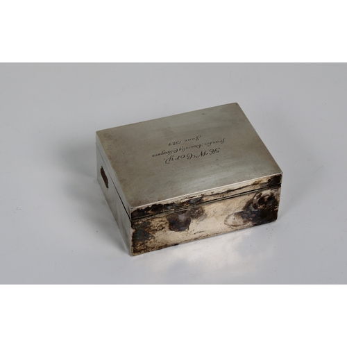 556 - A George V silver rectangular cigarette box of plain design, presentation inscription to lid, approx... 