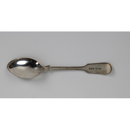 160 - Twelve silver fiddle pattern bright cut tea spoons Joseph Rodgers & Sons, Sheffield, 1916, entwined ... 