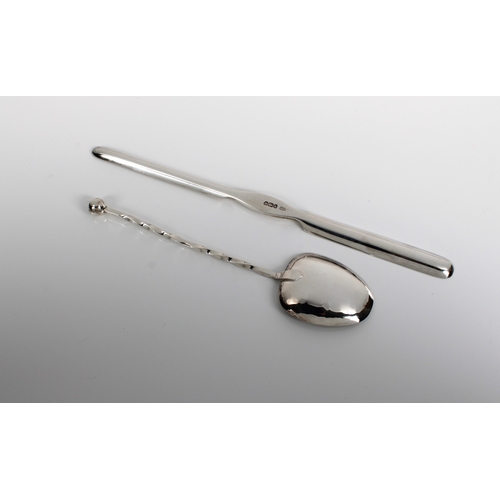 196 - An Edwardian silver double marrow scoop Atkin Brothers, Sheffield, 1902, 9in. (22.8cm.) long, togeth... 