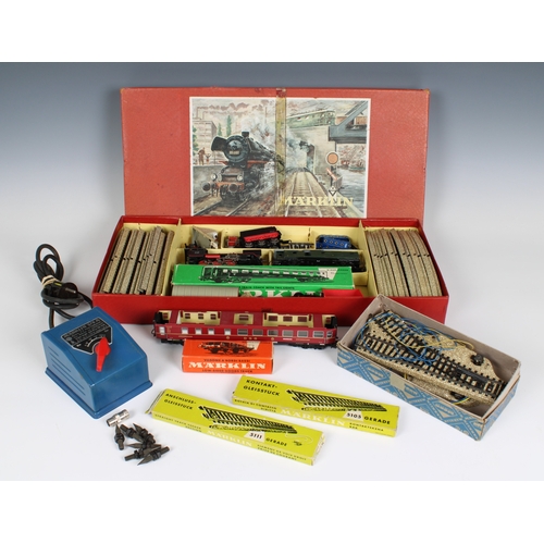 621 - H0 gauge Marklin FM 829/3 boxed train set to include FM 80024058 Loco, boxed 4032, track, other carr... 