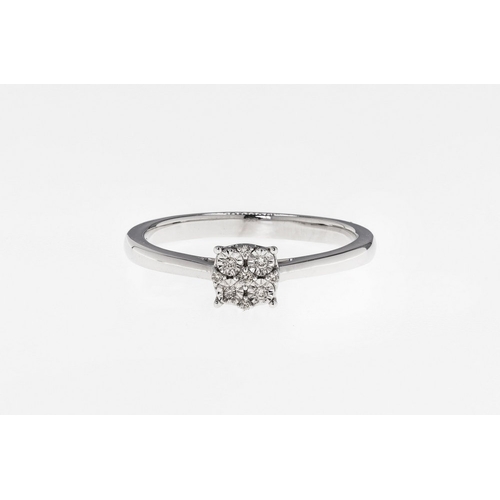 650 - A 9ct white gold and diamond cluster ring featuring 4 chip diamonds held in an illusion setting, rin... 