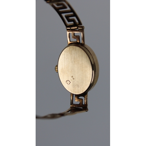 838 - An Accurist Gold quartz, ladies 9ct gold cased wristwatch having a silvered dial signed Accurist Gol... 