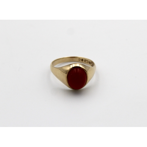 1058 - A 9ct yellow gold and carnelian type signet ring size O«.