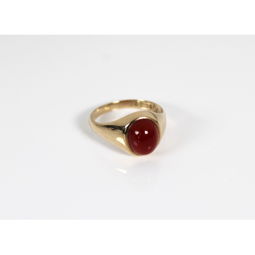 1058 - A 9ct yellow gold and carnelian type signet ring size O«.