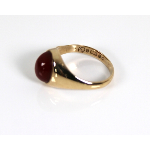 1058 - A 9ct yellow gold and carnelian type signet ring size O«.