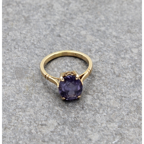 1077 - A 18ct gold and amethyst single stone ring size J«.