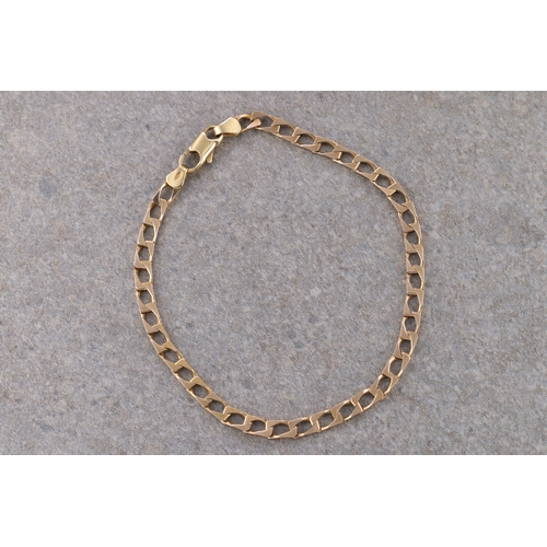 1102 - A 9ct yellow gold flat link curb bracelet 20.6cm. long.