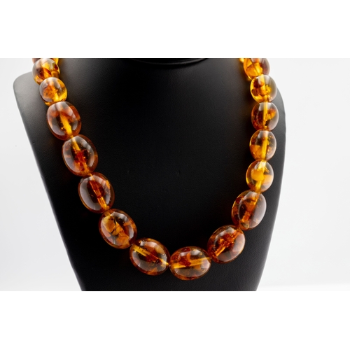 1122 - A vintage polished amber bead necklace 38 graduated beads with various inclusions, measuring 14mm - ... 