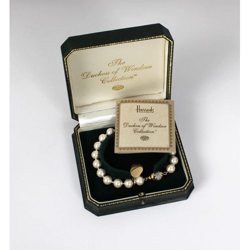 1137 - Harrods - The Duchess of Windsor Collection pearl bracelet in original box with leaflet.