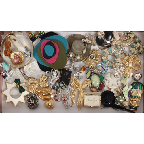 1177 - A large quantity of various costume jewellery to include brooches, necklaces etc. (quantity)