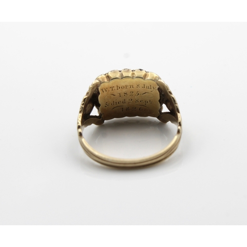 1179 - A George IV mourning ring set with jet stones, the centre glazed panel with plaited hair, the revers... 