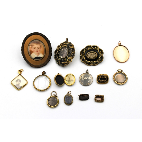 1196 - A small collection of mourning jewellery of varying forms, to include lockets, brooches, portraits, ... 