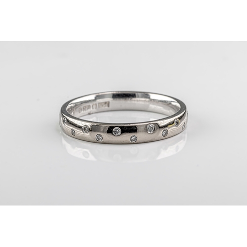 1262 - A diamond wedding band in 18ct white gold, full set with scattered brilliant-cut diamonds, ring size... 