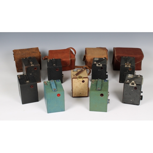 1432 - Photography - An assorted collection of (Kodak) Brownie box cameras different ages and variants, to ... 