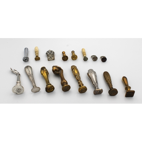 1489 - A collection of various desk seals of varying types and ages to include brass, base metal, bone etc.... 