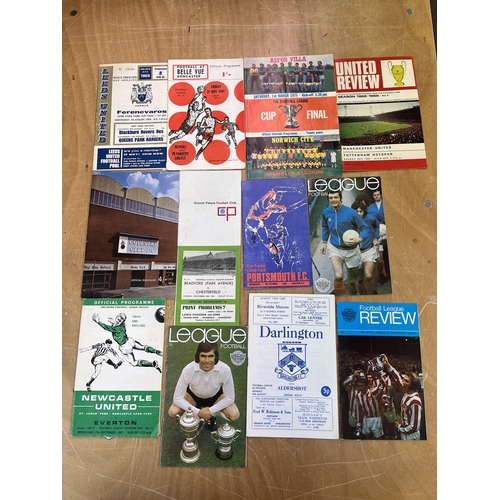 664 - Football memorabilia - A collection of mostly 1970's football programmes, finals etc, to include 197... 