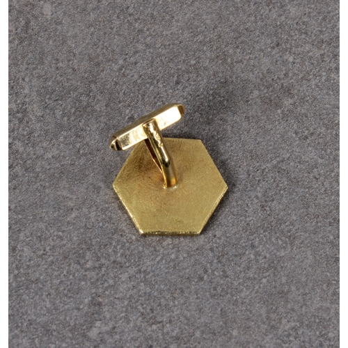 58 - A Deakin & Francis hexagonal 18ct yellow gold cufflink.