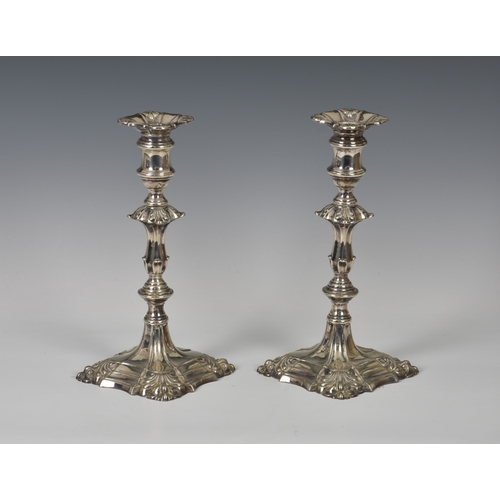 326 - A pair of George II style Edwardian silver weighted candlesticksThomas Bradbury & Sons Ltd, Sheffiel... 