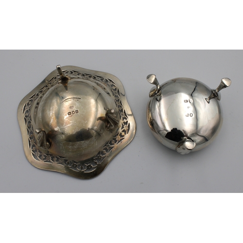 362 - A collection of silver smallsto include a miniature hand bell by William Suckling Ltd, Birmingham, 1... 