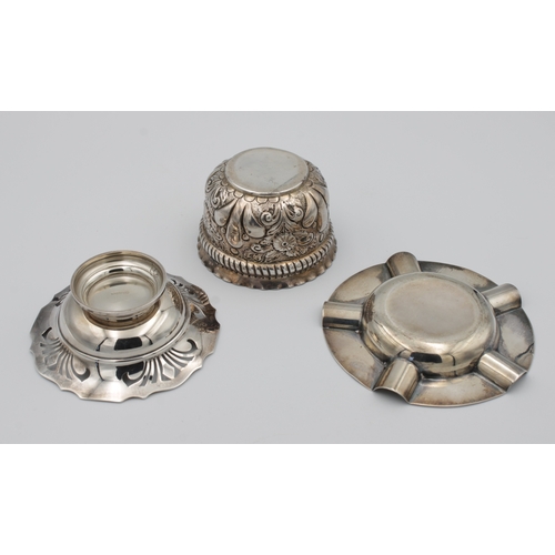 413 - A small collection of silverto include a chased floral decoration bowl with crimped rim, London, mar... 