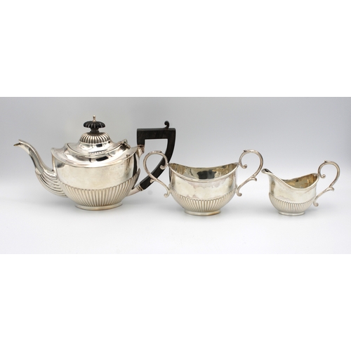 415 - A three piece silver bachelor's tea serviceE J Partridge, Birmingham, 1907, comprising of teapot, 21... 