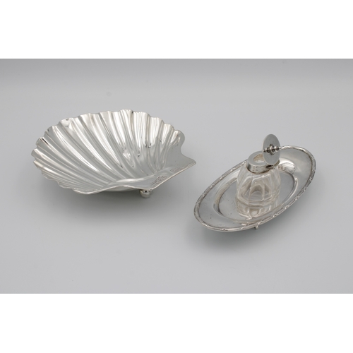 420 - A Victorian silver scallop shell butter dish on three ball feetMessrs Barnard,London 1894, 15.2 cm. ... 