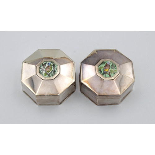 433 - A pair of limited edition silver octagonal boxesSt James House Company, London, 1979, the hinged cov... 