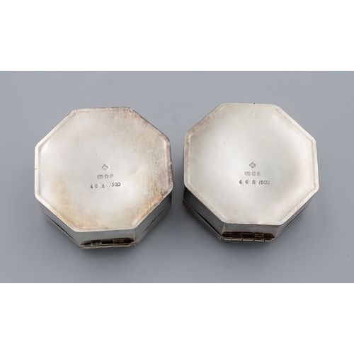 433 - A pair of limited edition silver octagonal boxesSt James House Company, London, 1979, the hinged cov... 