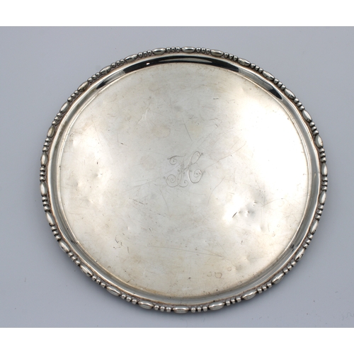 435 - A small silver circular salver or card waiter with decorated borderWakely & Wheeler, London, 1905, e... 