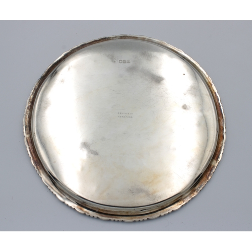 435 - A small silver circular salver or card waiter with decorated borderWakely & Wheeler, London, 1905, e... 