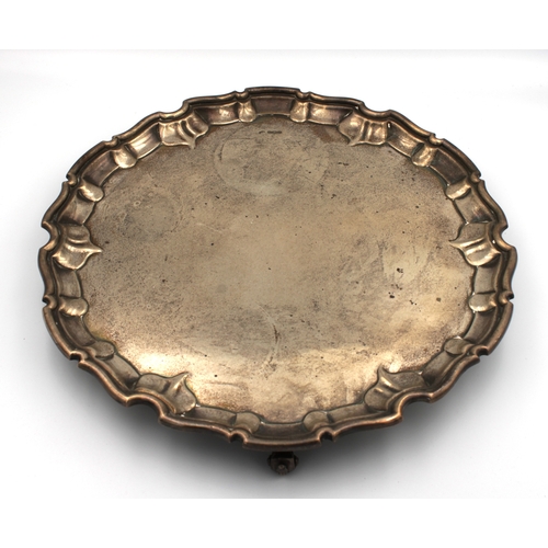 511 - A George V silver salverJohn Round & Son Ltd, Sheffield, 1927, of typical form with pie-crust rim, r... 