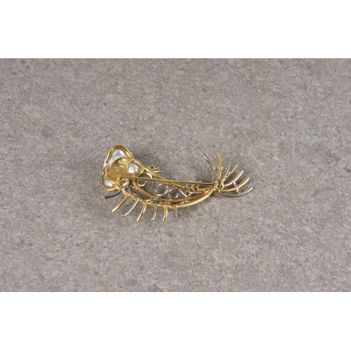 563 - An 18ct two colour gold and baroque pearl fish broochstamped with maker's mark and '750', the baroqu... 