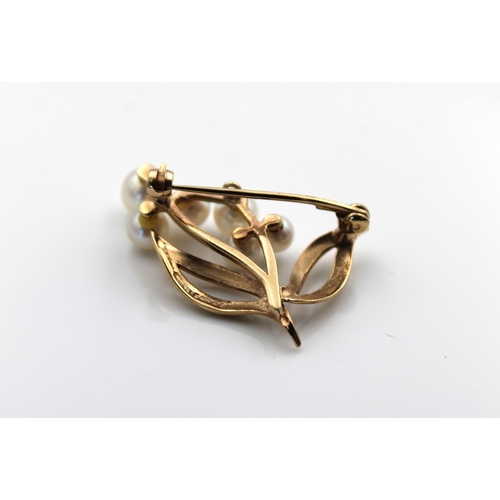 583 - A 9ct gold pearl spray brooch3.4cm.