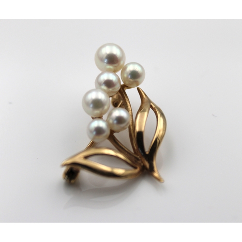 583 - A 9ct gold pearl spray brooch3.4cm.