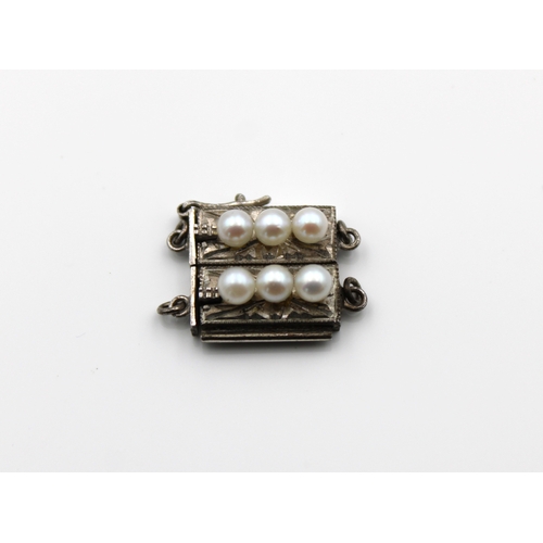 595 - A silver and pearl double neck clasp1.8cm.