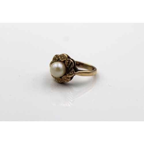 603 - A 9ct gold single pearl flower shaped ringsize E«.