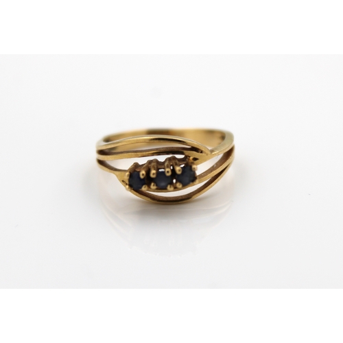 613 - An unusual 9ct gold and three stone sapphire ringsize H«.