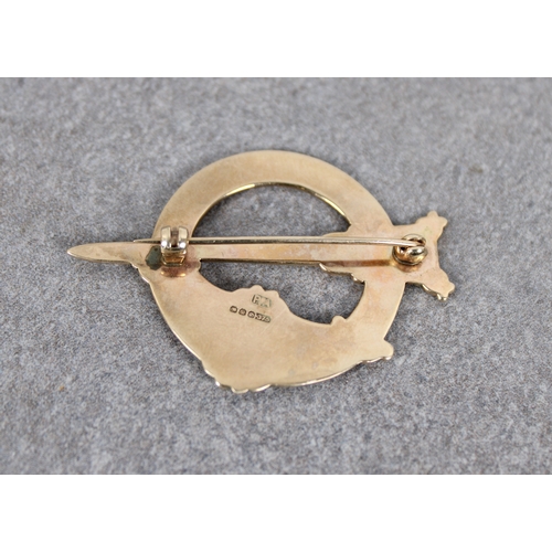 660 - A 9ct gold circular arrow brooch4.8cm. at widest.