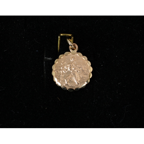 662 - A small collection of 9ct gold jewelleryto include a St Christopher; pair of earrings; ankle chain; ... 