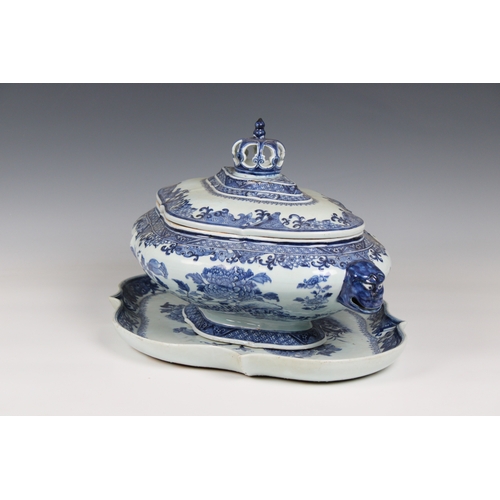 815 - A Chinese Export blue & white porcelain tureen and cover with under traythe tureen having a crown kn... 