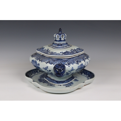 815 - A Chinese Export blue & white porcelain tureen and cover with under traythe tureen having a crown kn... 