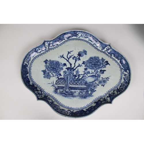 815 - A Chinese Export blue & white porcelain tureen and cover with under traythe tureen having a crown kn... 