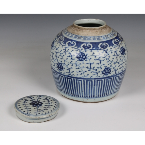 816 - A Chinese blue & white porcelain Ming style jar and coverUnmarked, probably late 19th / early 20th c... 